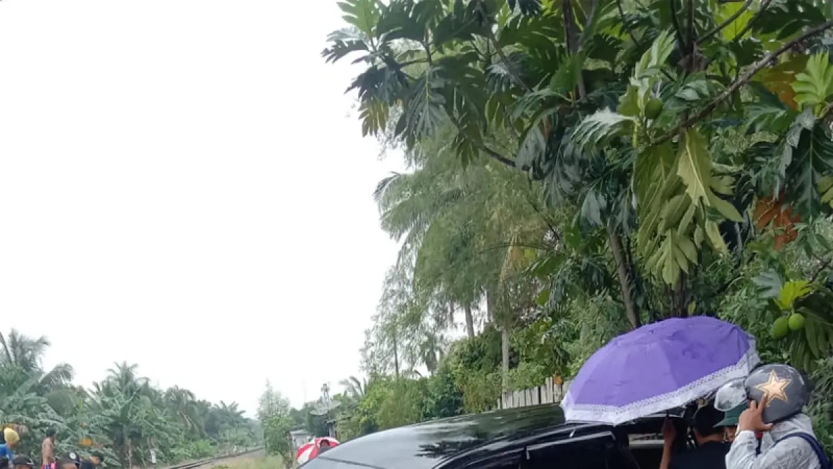 Minibus Toyota Kijang Innova BK 1804 QG ringsek setelah tertabrak kereta api di Kisaran Barat, Asahan. (foto:Ist)