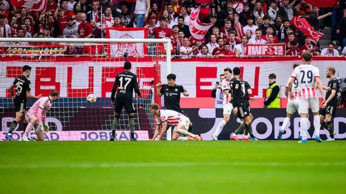 Pemain Bayern Munich mencetak gol kemenangan dramatis ke gawang Freiburg setelah bangkit dari ketertinggalan dua gol di Bundesliga.