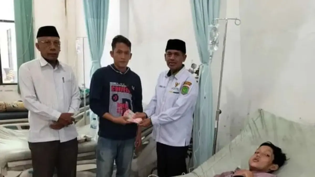 Penyerahan bantuan dari Baznas Labura kepada penderita penyakit tumor. (foto:ist)