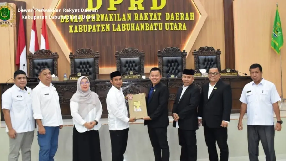 Penyerahan pandangan umum fraksi-fraksi DPRD terhadap Nota LKPJ Bupati Labuhanbatu Utara Tahun Anggaran 2025.