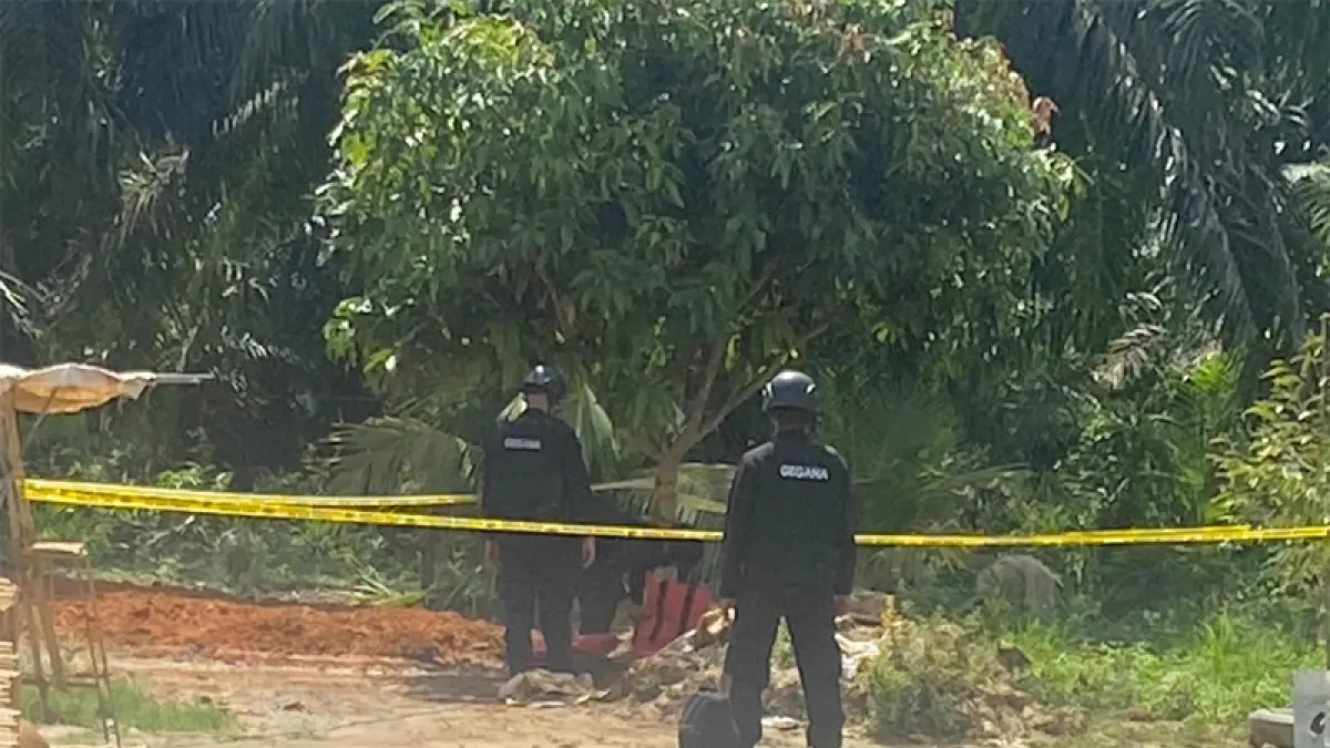 Personil Jibom saat mengevakuasi Mortir di Kelurahan Danau Balai, Labuhanbatu. (Foto:Ist)