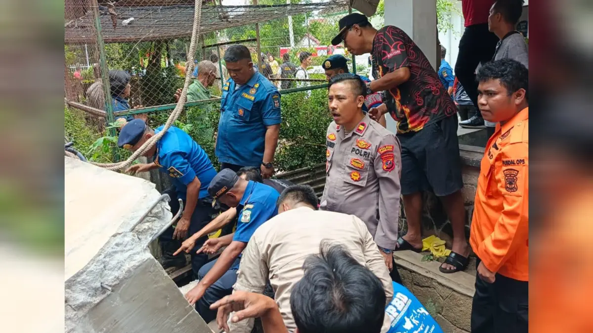 Petugas gabungan mengevakuasi pekerja bangunan yang tertimpa reruntuhan material di Jalan Simbolon, Pematangsiantar.