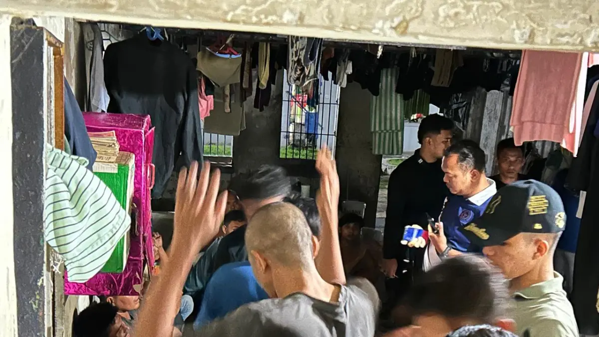 Petugas Lapas Kelas IIB Tanjungbalai Asahan melakukan razia menyeluruh di blok hunian warga binaan.