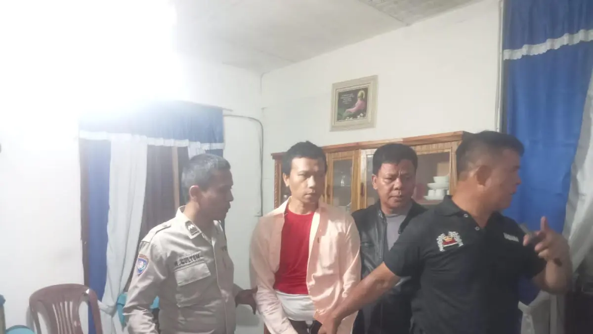 PSS, terduga pelaku penganiayaan terhadap lansia Senti br Silalahi, saat diamankan sebelum dibawa ke RSJ Medan. 