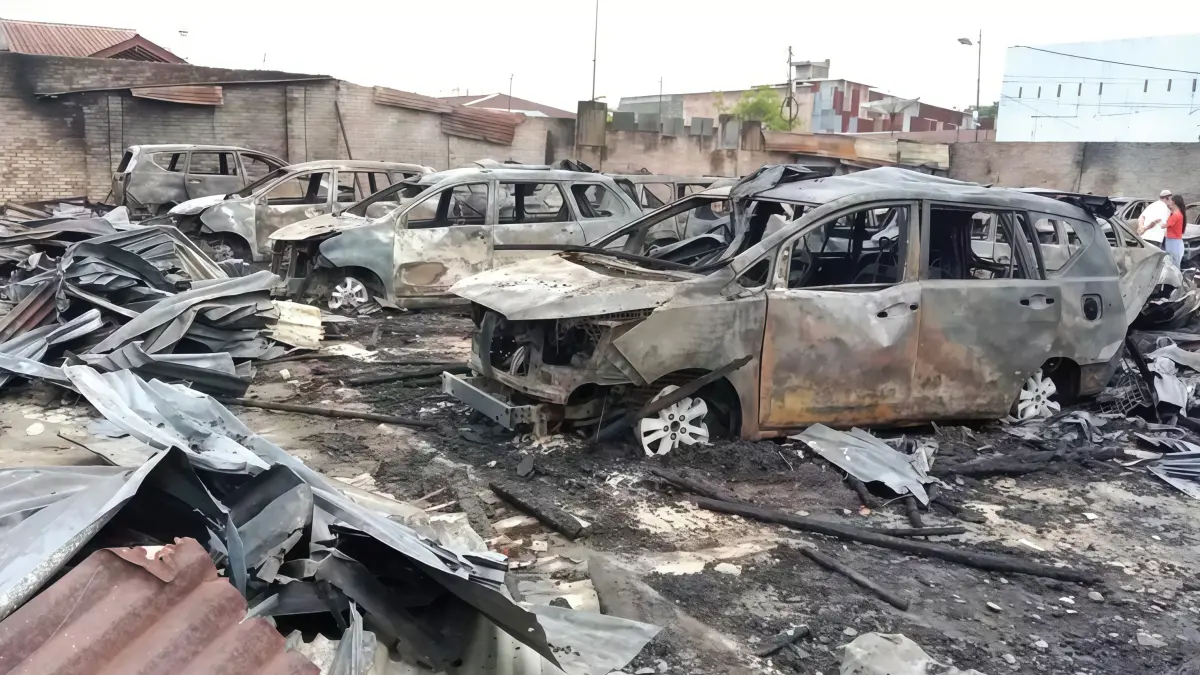 Puing-puing kendaraan yang hangus terbakar di gudang penyimpanan di Jalan Sisingamangaraja, Kisaran, Asahan.