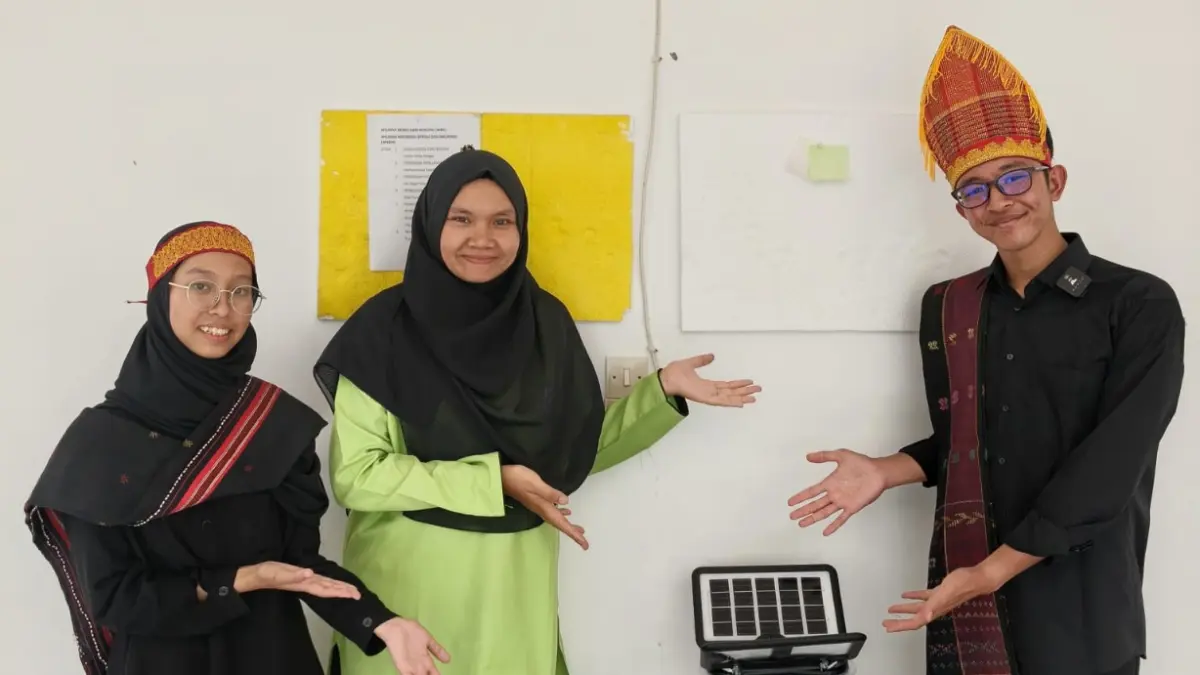 Salwa Ermina, siswi MAN IC Tapanuli Selatan yang lolos ke Universitas Gadjah Mada, berfoto bersama rekan dan guru pembimbing