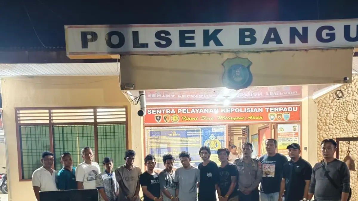 Sejumlah tersangka komplotan pembobol rumah diamankan di Polsek Bangun, Simalungun, beserta barang bukti hasil kejahatan.