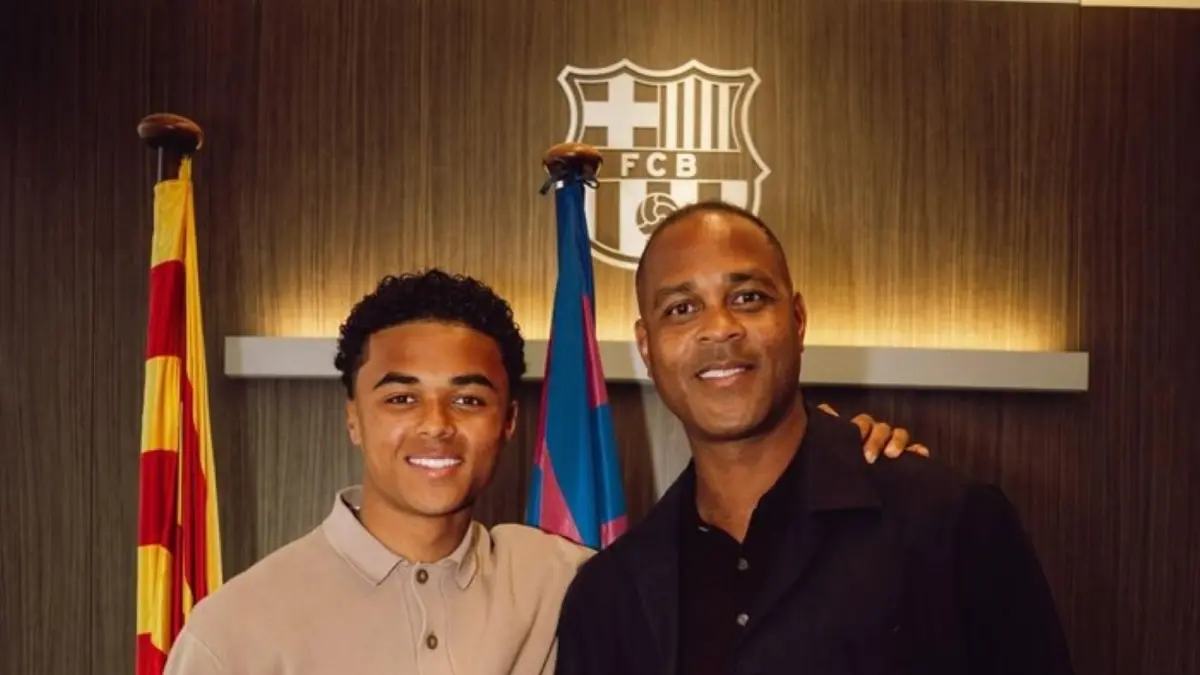 Shane Kluivert, winger muda Barcelona dan putra Patrick Kluivert, mendapat perpanjangan kontrak hingga 2028 usai tampil impresif di level akademi.