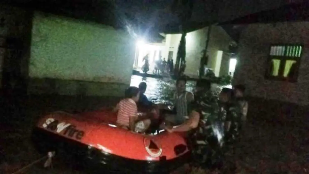 Tim gabungan mengevakuasi warga Kelurahan Hutanabolon, Kecamatan Tukka, Tapteng, menggunakan perahu karet saat banjir.