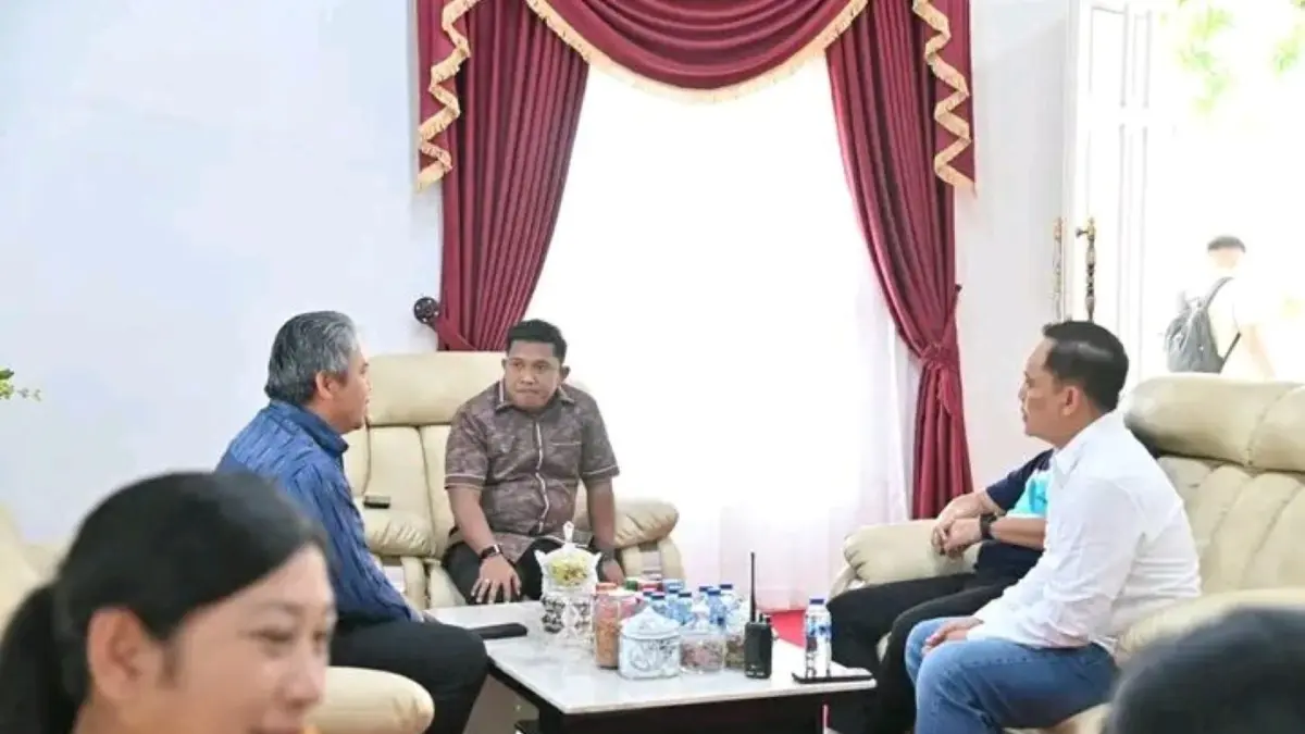 Wali Kota dan Wakil Wali Kota Sibolga menyambut kepala daerah tamu dalam rangka HJS ke-326 di Pendopo Rumah Dinas Wali Kota.