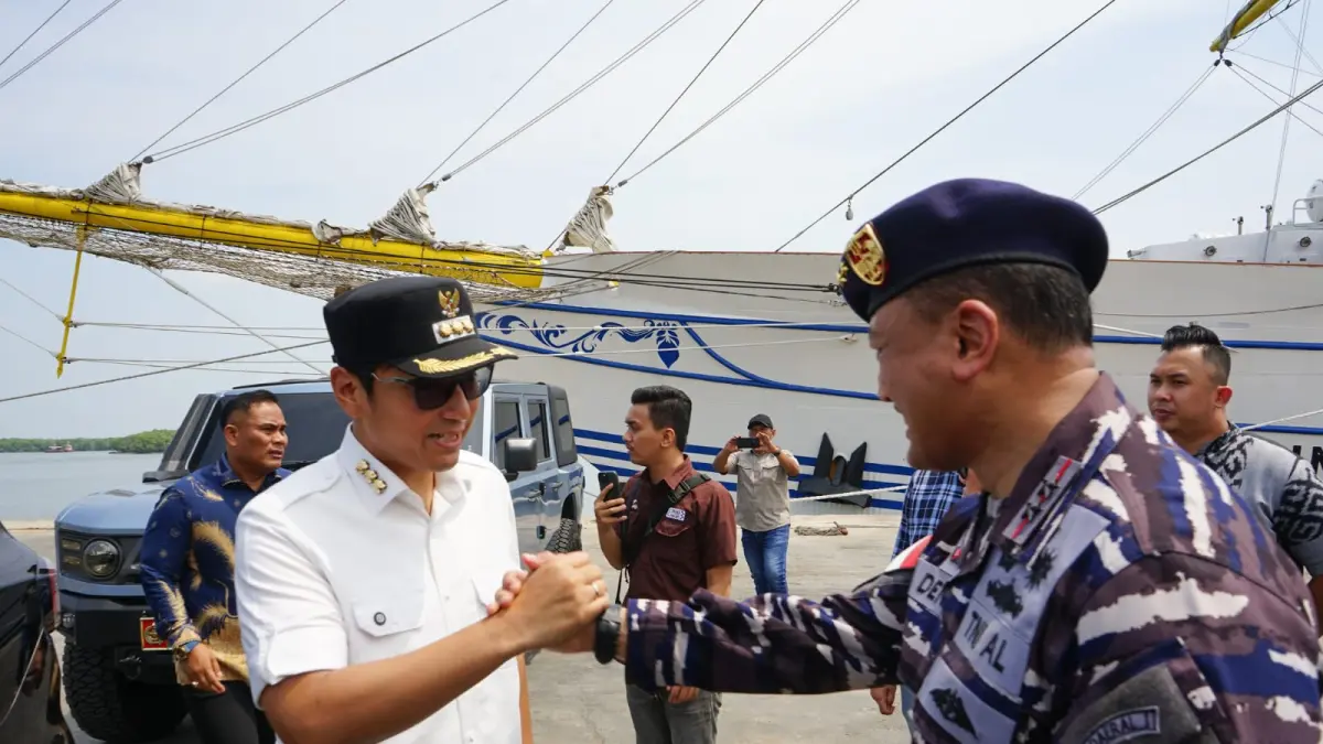 Wali Kota Medan Rico Tri Putra Bayu Waas menyambut kedatangan KRI Bima Suci-945 di Dermaga Pelindo Belawan