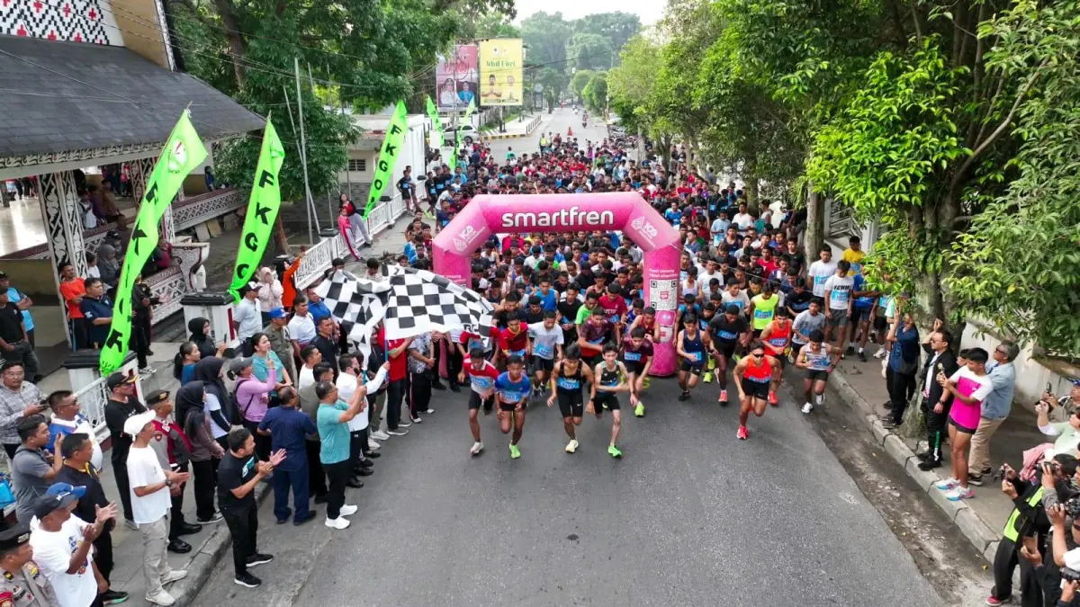 Wali Kota Pematangsiantar melepas ribuan pelajar peserta Fun Run 10K dalam rangka Gebyar Olahraga Pelajar di Lapangan Adam Malik.