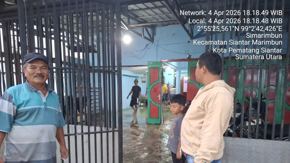 Warga membersihkan rumah dari lumpur dan sisa banjir setelah air surut di Kelurahan Simarimbun, Pematangsiantar.