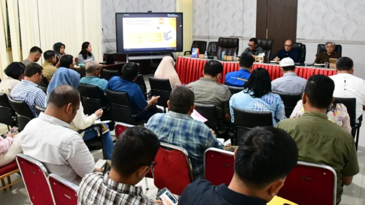 Bupati Tapteng Masinton Pasaribu memimpin rapat koordinasi masa transisi darurat ke pemulihan pascabencana di Ruang Cendrawasih.