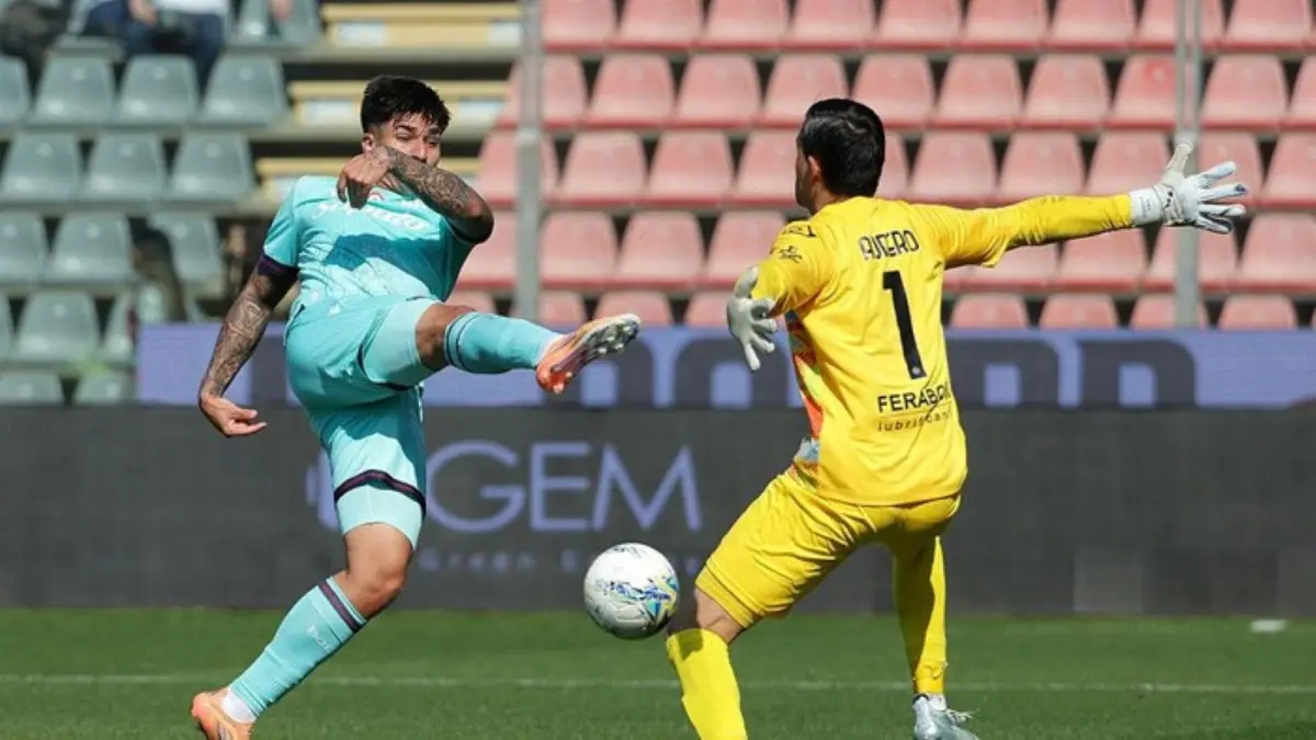 Emil Audero melakukan penyelamatan saat Cremonese menghadapi Bologna di Serie A, meski timnya harus menelan kekalahan 1-2.