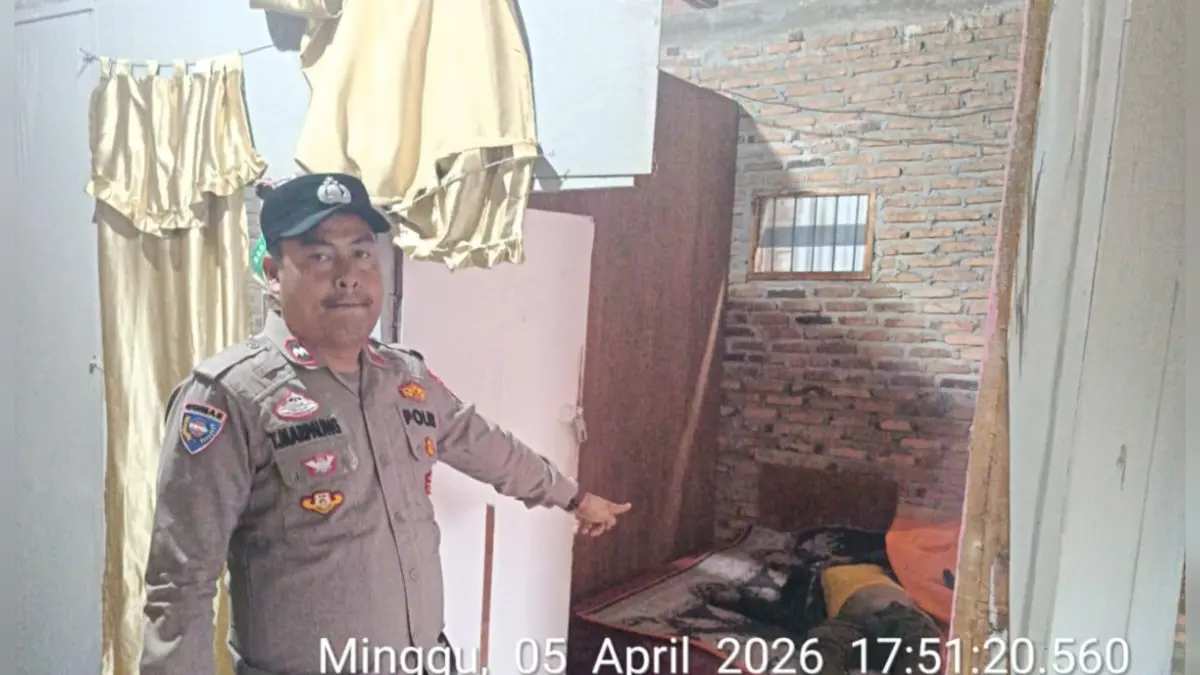 Kediaman Reslin br Naibaho di Parapat, lokasi ditemukannya korban meninggal dunia di dalam kamar yang terkunci.