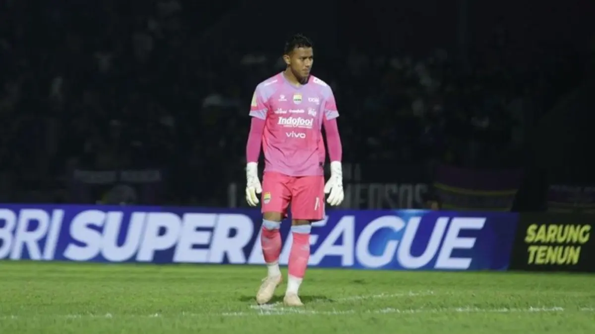 Kiper Persib Bandung, Teja Paku Alam, merayakan clean sheet usai kemenangan 2-0 atas Semen Padang di Stadion Haji Agus Salim, Padang.