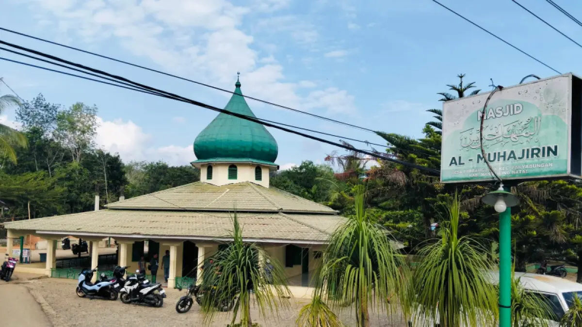 Kondisi Masjid Al Muhajirin di Desa Parbangunan, Kecamatan Panyabungan, lokasi munculnya titik panas pada lantai yang masih dalam proses penyelidikan.