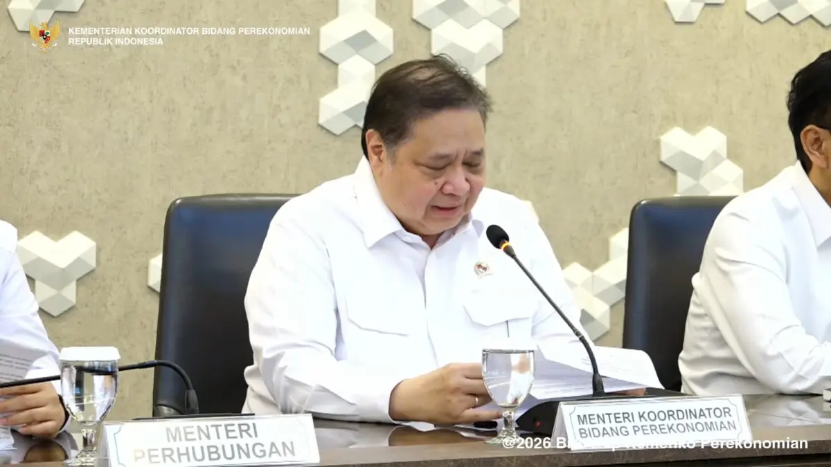 Menko Perekonomian Airlangga Hartarto menyampaikan kebijakan pengendalian harga tiket pesawat di Jakarta, Senin (6/4), di tengah lonjakan harga avtur global.
