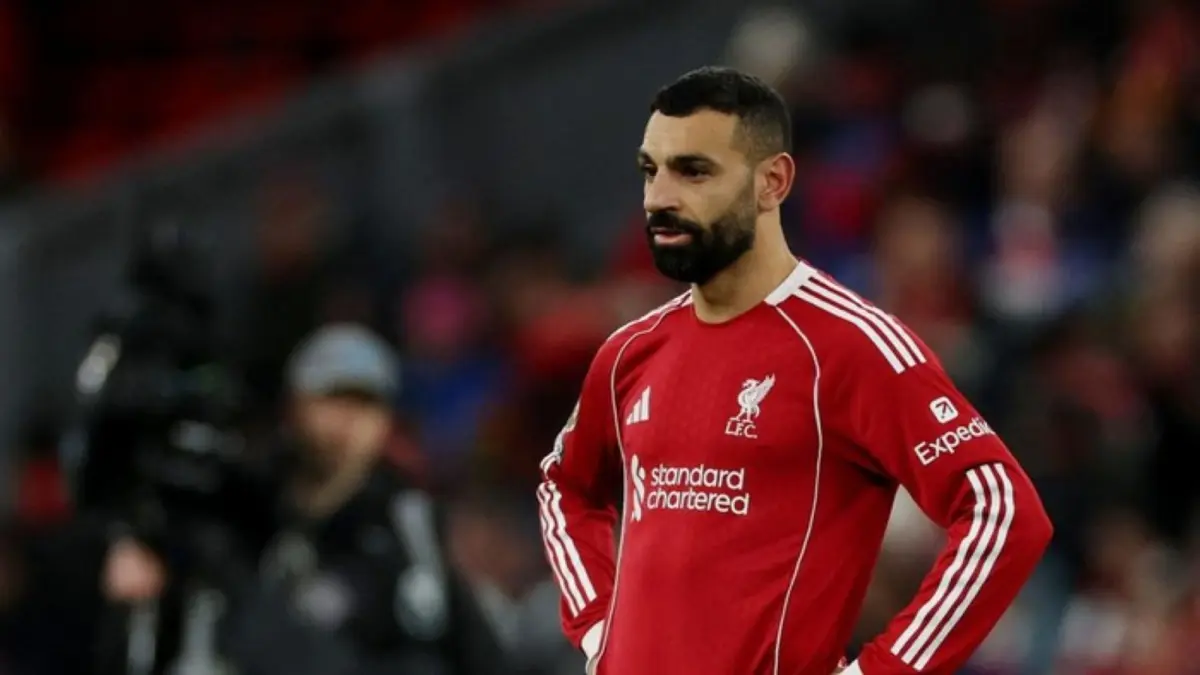 Mohamed Salah tampak kecewa usai gagal mengeksekusi penalti dalam laga Liverpool kontra Manchester City di Etihad Stadium, Sabtu (4/4/2026).