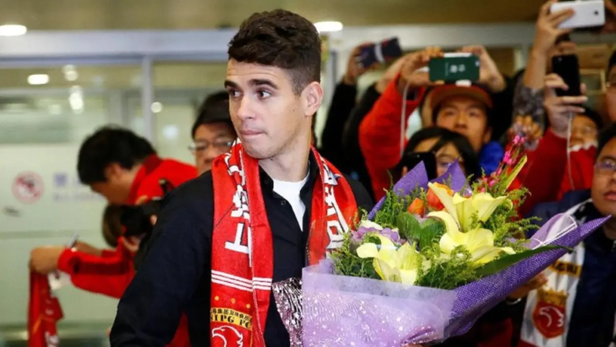 Oscar saat memperkuat Chelsea, yang resmi pensiun dari sepak bola setelah mengalami insiden kolaps akibat masalah jantung.