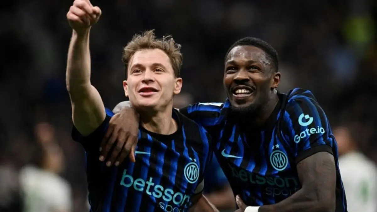 Pemain Inter Milan merayakan gol ke gawang AS Roma dalam kemenangan 5-2 yang memperlebar jarak di puncak klasemen Serie A.