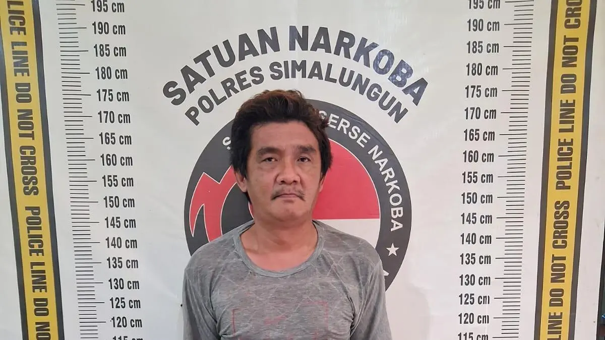 Petugas Polres Simalungun menunjukkan barang bukti sabu dan alat transaksi usai penggerebekan sarang narkoba di Perdagangan I.