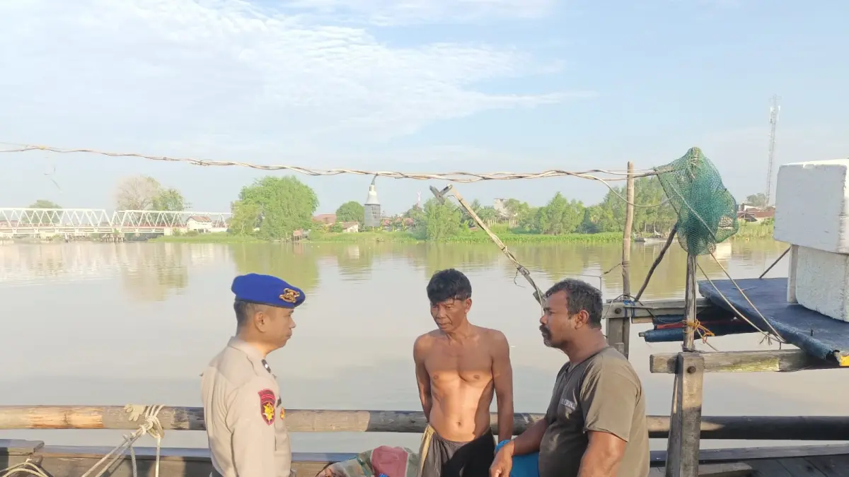 Petugas Sat Polairud Polres Tanjungbalai saat memberikan imbauan kepada nelayan di perairan Tanjungbalai–Asahan agar meningkatkan kewaspadaan terhadap cuaca dan keamanan laut.