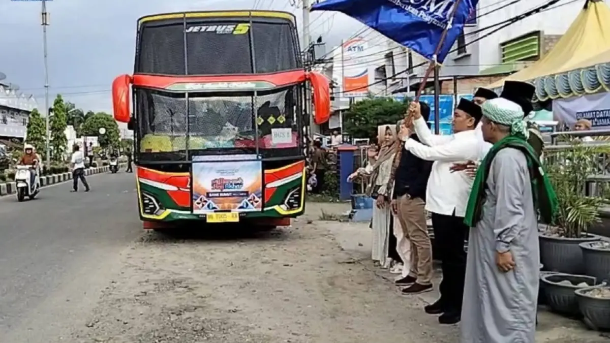 Pj Sekda Padanglawas saat memberangkatkan 58 calon jamaah haji untuk mengikuti manasik haji di Asrama Haji Medan, Minggu (5/4/2026).