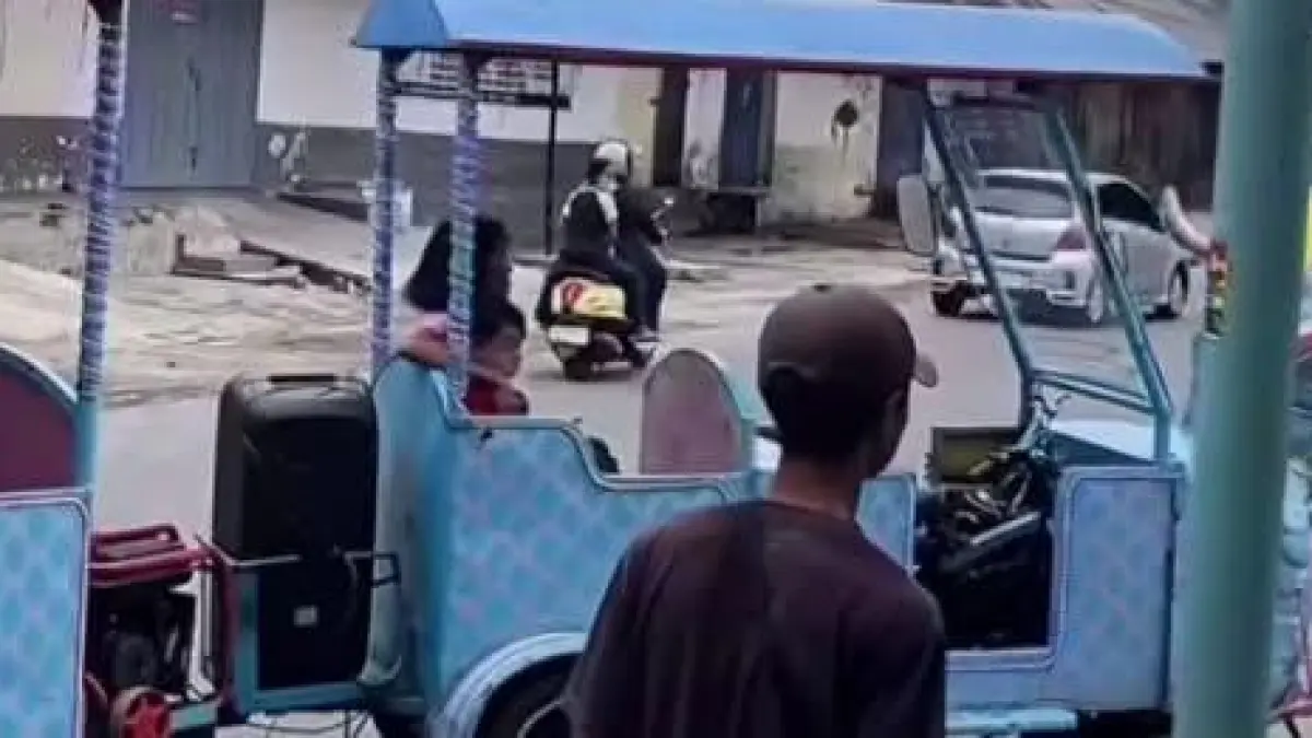 Rekaman video menunjukkan detik-detik odong-odong menabrak mobil di kawasan Stasiun KA Pematangsiantar, Minggu (5/4/2026).