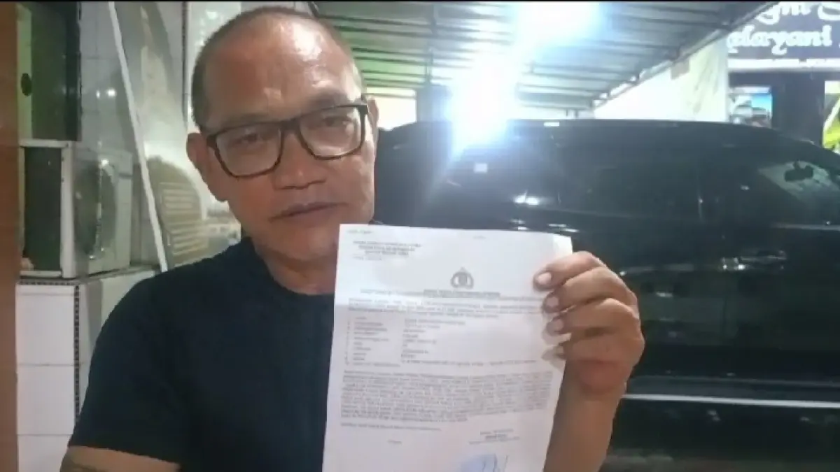 Sejumlah korban penipuan travel umroh abal-abal di Sumatera Utara saat melaporkan kasus yang merugikan mereka hingga miliaran rupiah.