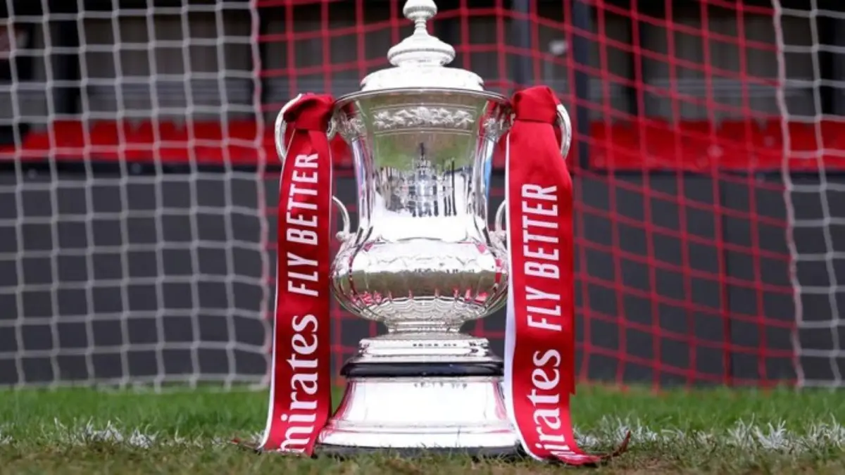 Trofi Piala FA yang akan diperebutkan empat tim semifinalis: Chelsea, Leeds United, Manchester City, dan Southampton di Wembley.