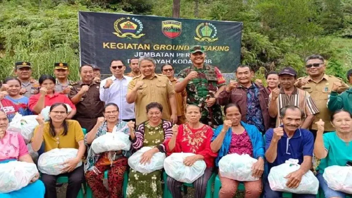 Wakil Bupati Taput bersama TNI dan warga berfoto usai groundbreaking pembangunan Jembatan Sitakka di Tarutung, Senin (6/4/2026).