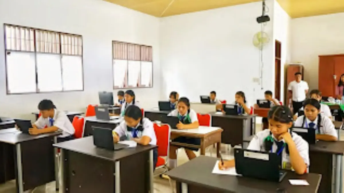 Wakil Bupati Taput Deni P Lumbantoruan meninjau pelaksanaan Tes Kemampuan Akademik di SMPN 1 Tarutung, Senin (6/4/2026).