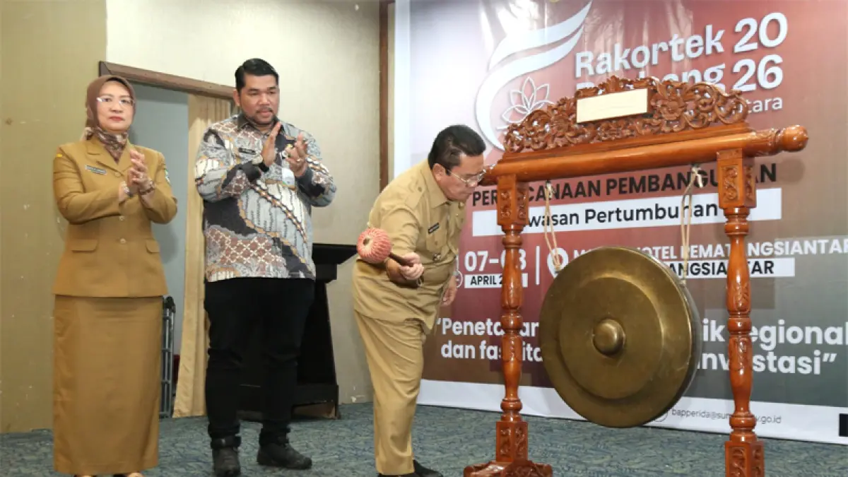 Wali Kota Pematangsiantar Wesly Silalahi memukul gong tanda dibukanya Rakortekrenbang se-Provinsi Sumut Tahun 2026. 