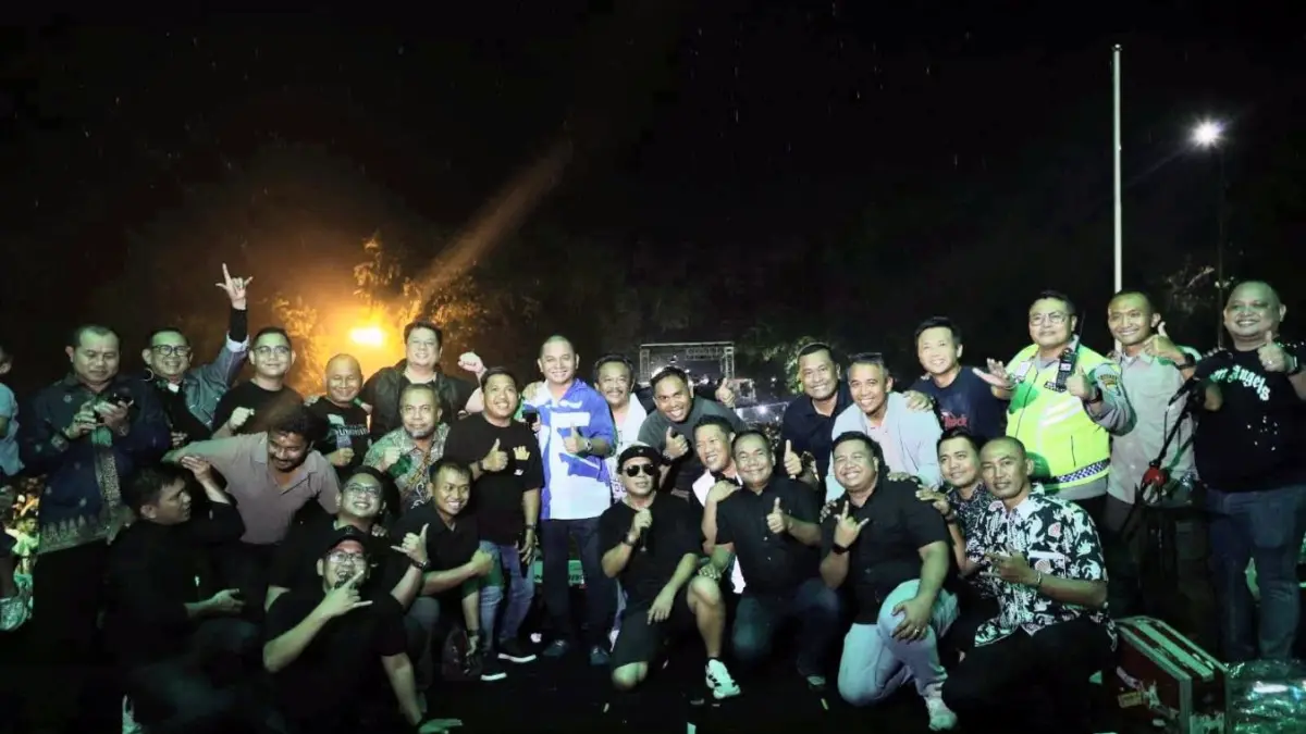 Wali Kota Sibolga Syukri Penarik bersama personel Jamrud dan Siantar Rap Foundation di malam puncak HJS ke-326 di Lapangan Simaremare.