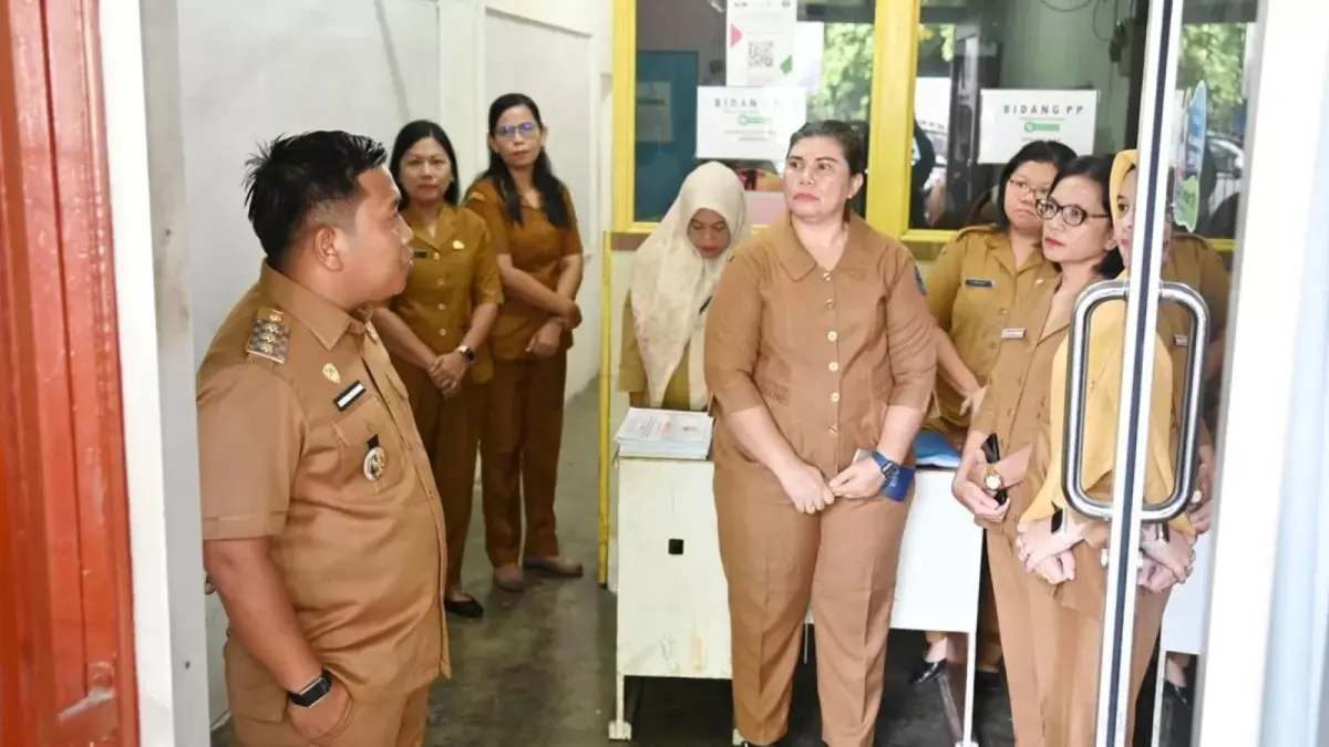 Wali Kota Sibolga Syukri Penarik saat melakukan sidak dan mengecek pelayanan di Puskesmas Sibolga Sambas, Senin (6/4/2026).