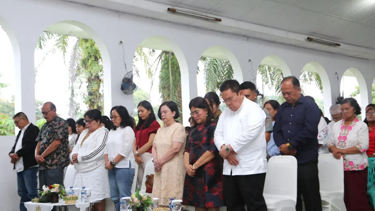 Wali&nbsp; Pematangsiantar Wesly Silalahi bersama jemaat saat menghadiri perayaan Paskah di GPIB Maranatha, Minggu (5/4/2026).