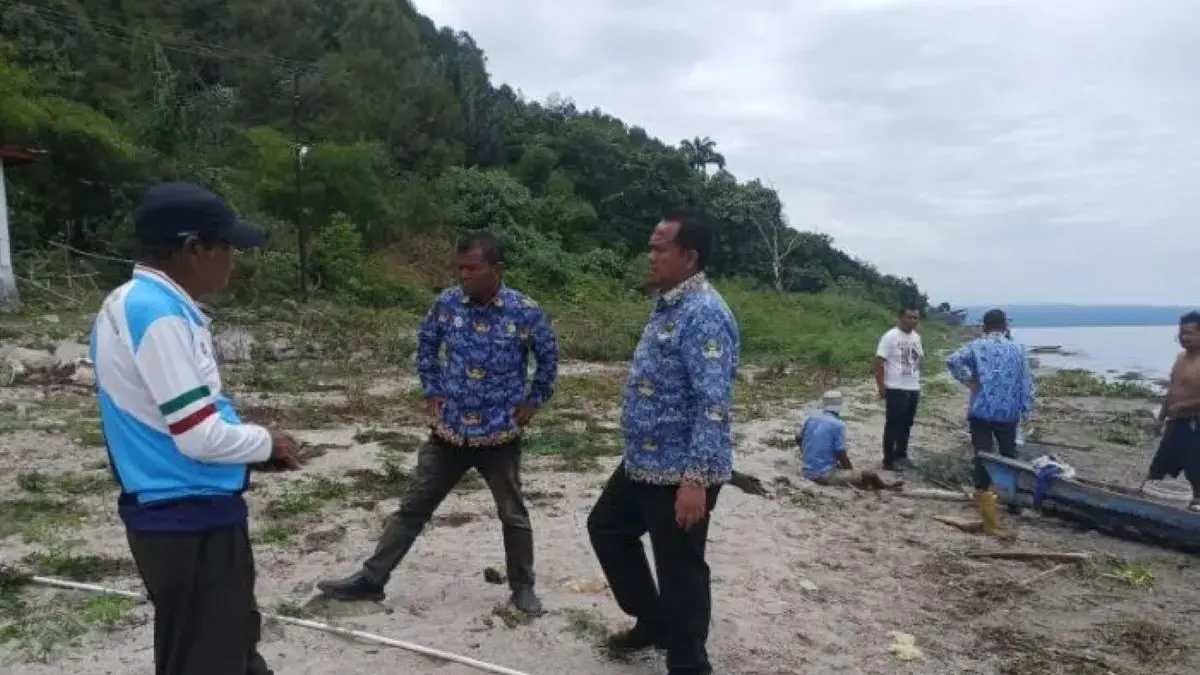Warga bergotong royong membersihkan kawasan Pantai Tarabunga Indah di Toba sebagai persiapan pengembangan destinasi wisata baru.