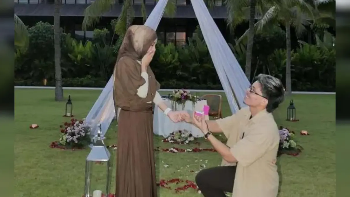Atta Halilintar berlutut melamar kembali Aurel Hermansyah dalam perayaan ulang tahun pernikahan ke-5 dengan suasana romantis.