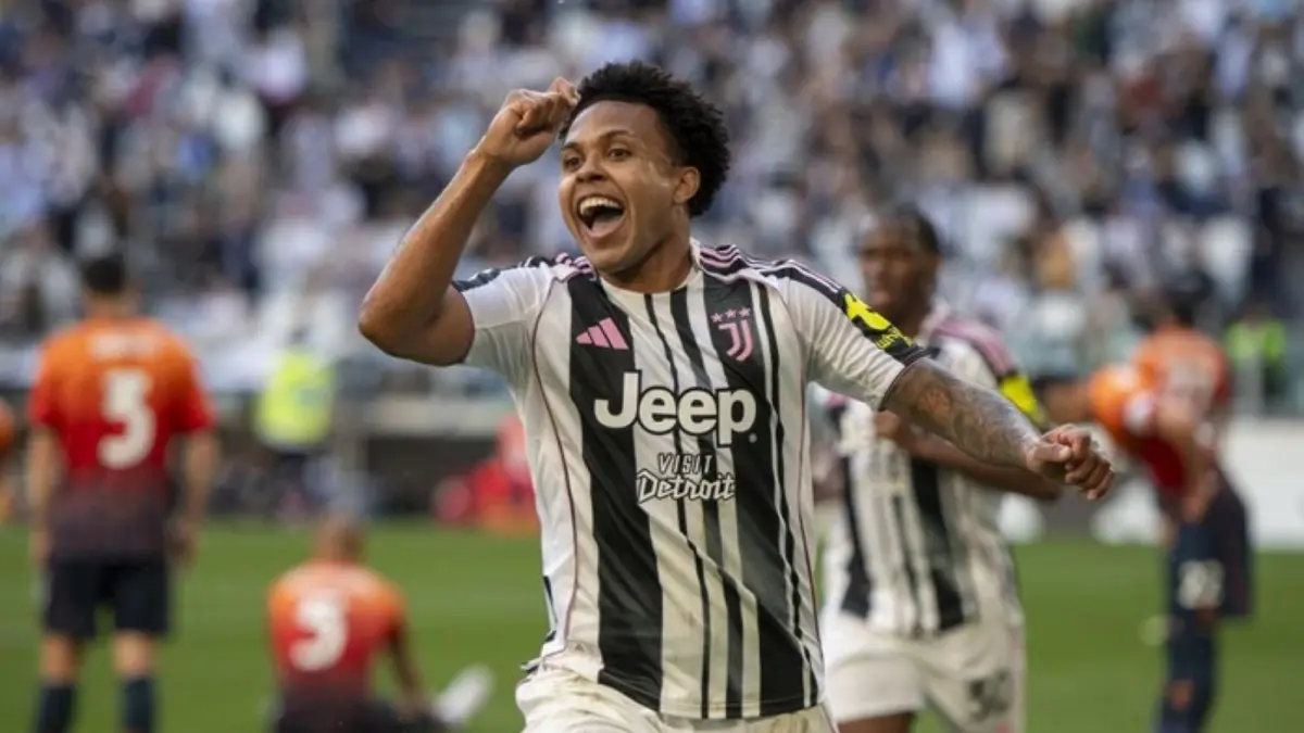 Bek Juventus, Gleison Bremer, merayakan gol pembuka saat timnya menang 2-0 atas Genoa di Allianz Stadium.