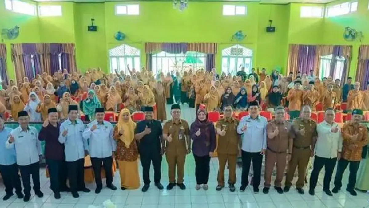 Kakan Kemenag H. Erwin Kelana Nasution, Sekda Kota H.Rahmat Marzuki Nasution, Ketua DPD AGPAII Padangsidimpuan Mulkeis pada acara Halal Bihalal DPD AGPAII Kota Padangsidimpuan.
