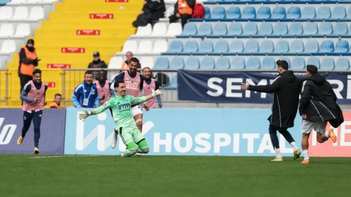 Kiper Kasimpasa, Andreas Gianniotis, merayakan gol jarak jauh usai menjebol gawang Kayserispor dari sekitar 75 meter di Liga Turki.