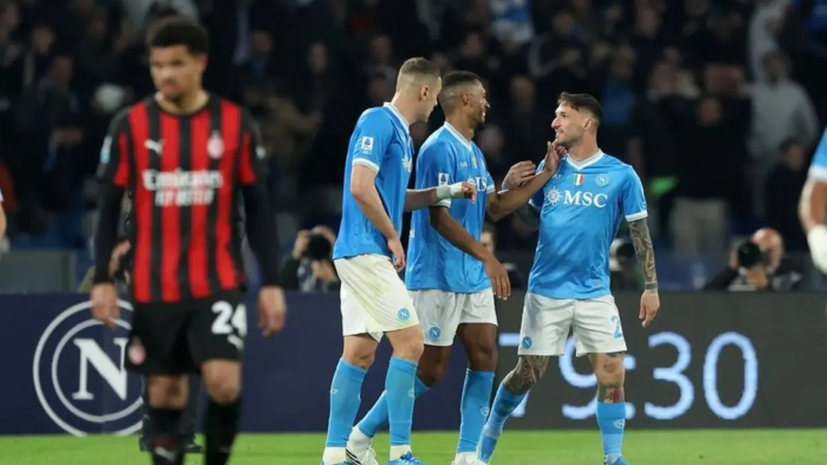 Matteo Politano merayakan gol kemenangan Napoli saat menaklukkan AC Milan 1-0 di Stadion Diego Armando Maradona.