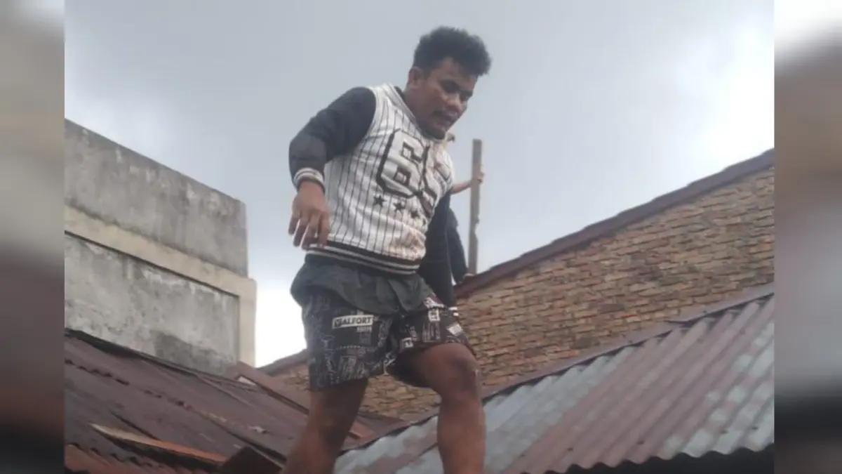 Pelaku pembobolan rumah, Agus Zepa Tarihoran, berusaha kabur dengan memanjat atap seng sebelum akhirnya ditangkap polisi di Pematangsiantar.