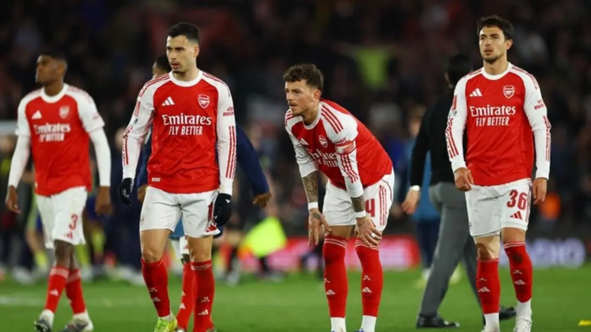 Pelatih Arsenal, Mikel Arteta, memberi instruksi kepada pemain jelang laga perempatfinal Liga Champions melawan Sporting CP.