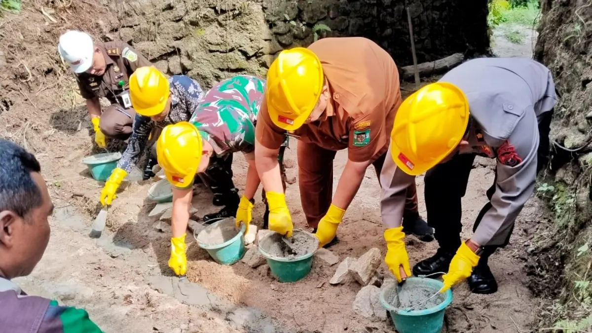 Peletakan batu pertama pembangunan Jembatan Aramco di Nagori Bosar Galugur, Kecamatan Tanah Jawa, Kabupaten Simalungun, Senin (6/4/2026).