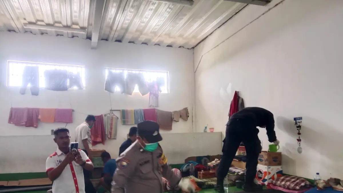 Petugas gabungan saat melakukan razia dan pemeriksaan kamar hunian WBP di Lapas Kelas IIA Pematangsiantar, Senin (6/4/2026).