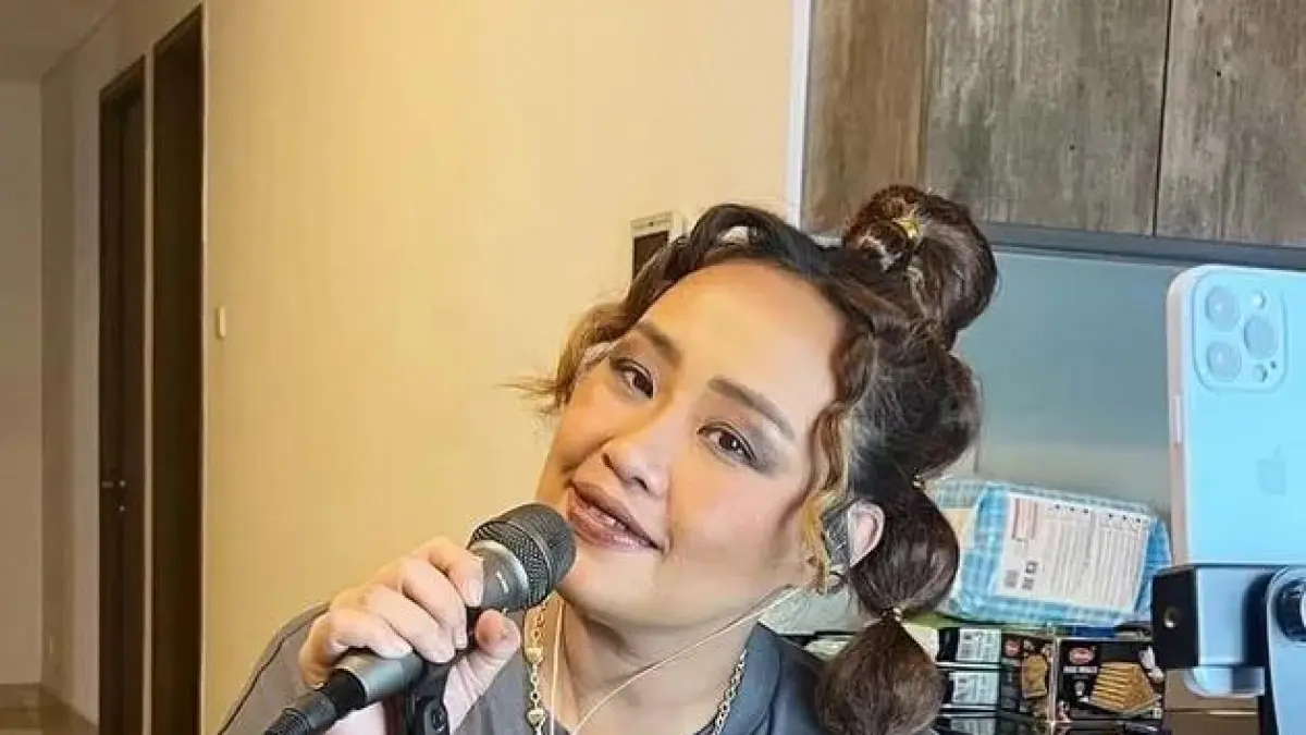 Pinkan Mambo saat live TikTok di Sepatan, Tangerang, sambil menghibur warga dan mengumpulkan dana untuk kegiatan sosial.