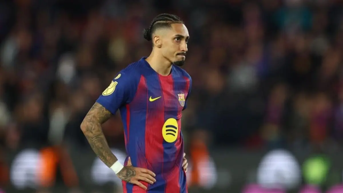 Raphinha saat membela Barcelona sebelum mengalami cedera bersama Timnas Brasil yang berpotensi merugikan klub secara finansial.